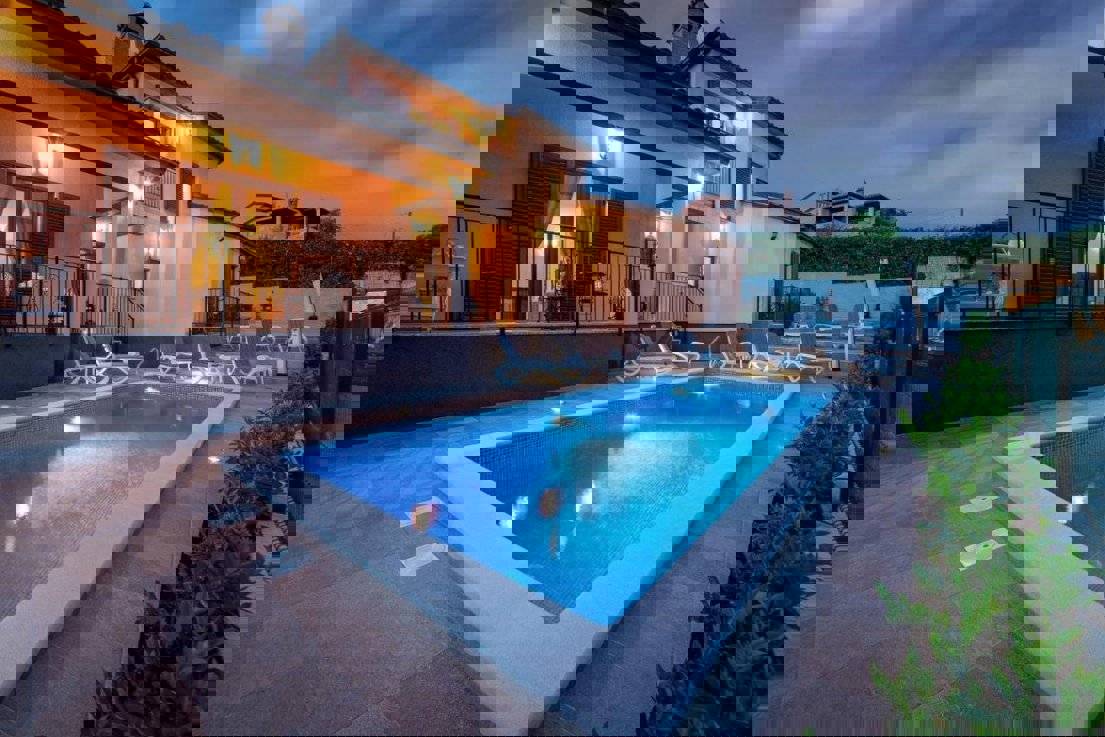 Samostojna hiša s bazenom - pogled na morje